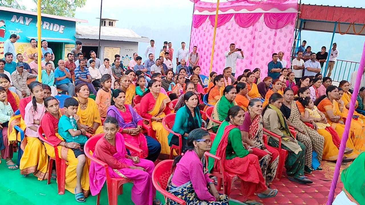 सीएम पुष्कर सिंह धामी के निर्देश पर पौड़ी गढ़वाल जिले के भ्रमण पर पहुंचे सचिव श्री आर मीनाक्षी सुंदरम… लगाई चौपाल सुनी जनता की समस्या, ओर ये दिए संबंधित महकमे को निर्देश