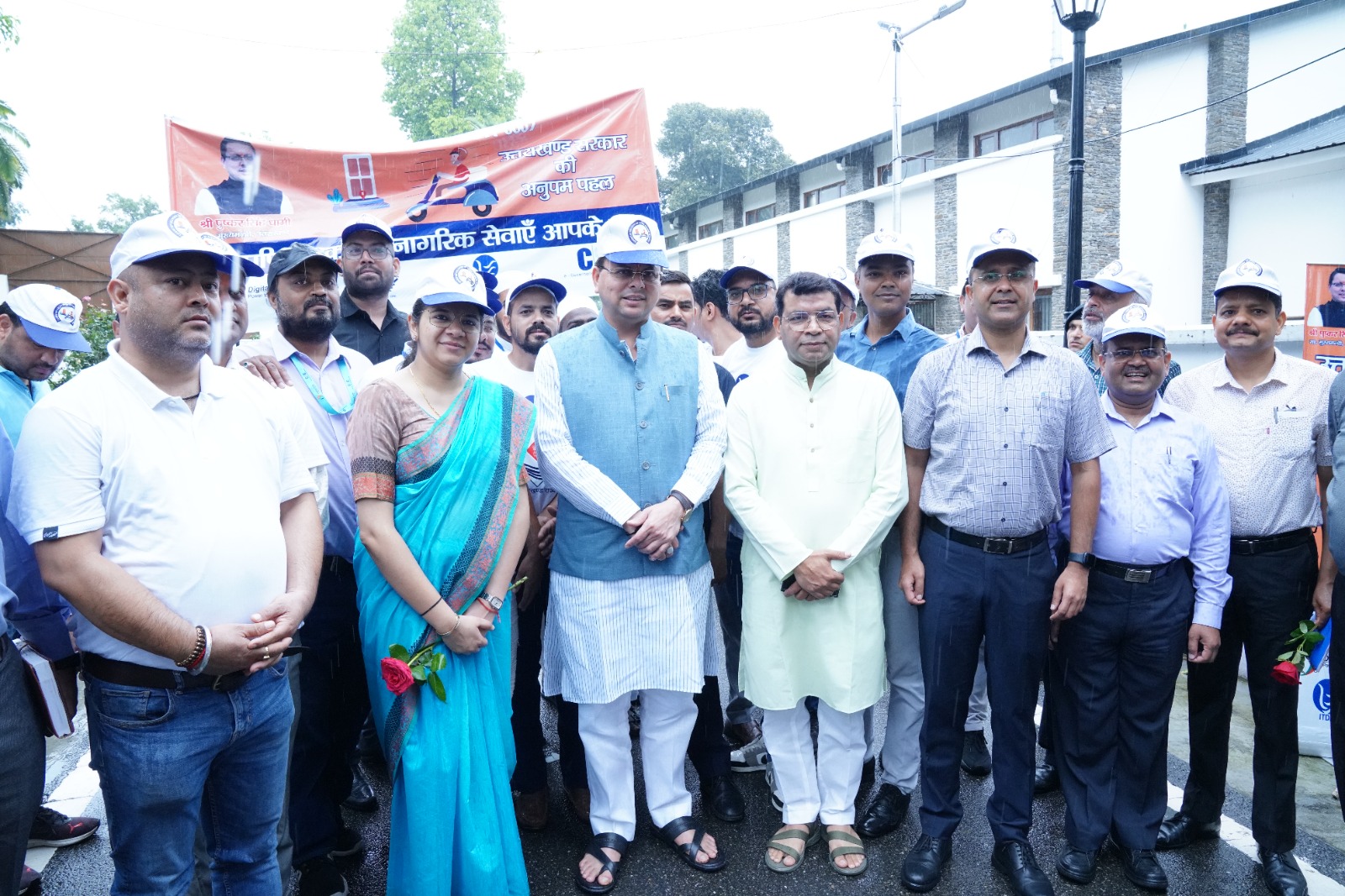 मुख्यमंत्री ने कहा कि सरकार की प्राथमिकता है की नागरिक सेवाओं का लाभ आम जन को उनके घर पर ही मिल जाए। अभी तक 575 सेवाएं ऑनलाइन रूप से अपणि सरकार पोर्टल पर उपलब्ध करायी जा रही हैं