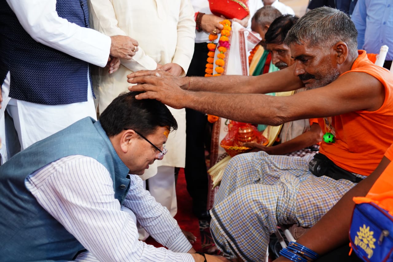 ऐसा तो देखा पहली बार : मुख्यमंत्री धामी ने उत्तराखण्ड आये शिवभक्त कावड़ियों के चरण धोकर किया स्वागत