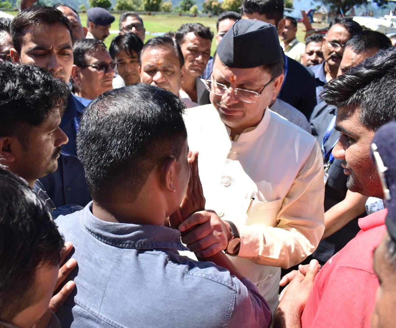 आज सुबह चमोली हादसे में हताहत लोगों के परिजनों से मिलकर भावुक हुए सीएम धामी,शोक संतप्त परिजनों को सांत्वना देते हुए सीएम ने दिया हर संभव मदद का भरोसा