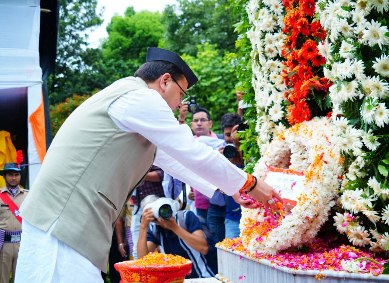 मुख्यमंत्री ने कहा कि भारतीय सैनिकों ने कारगिल युद्ध में जिस प्रकार की विपरीत परिस्थितियों में वीरता का परिचय देते हुए घुसपैठियों को सीमा पार खदेड़ा, उससे पूरे विश्व ने भारतीय सेना का लोहा माना। कारगिल युद्ध में देश की सीमाओं की रक्षा के लिए वीर सैनिकों के बलिदान को राष्ट्र हमेशा याद रखेगा