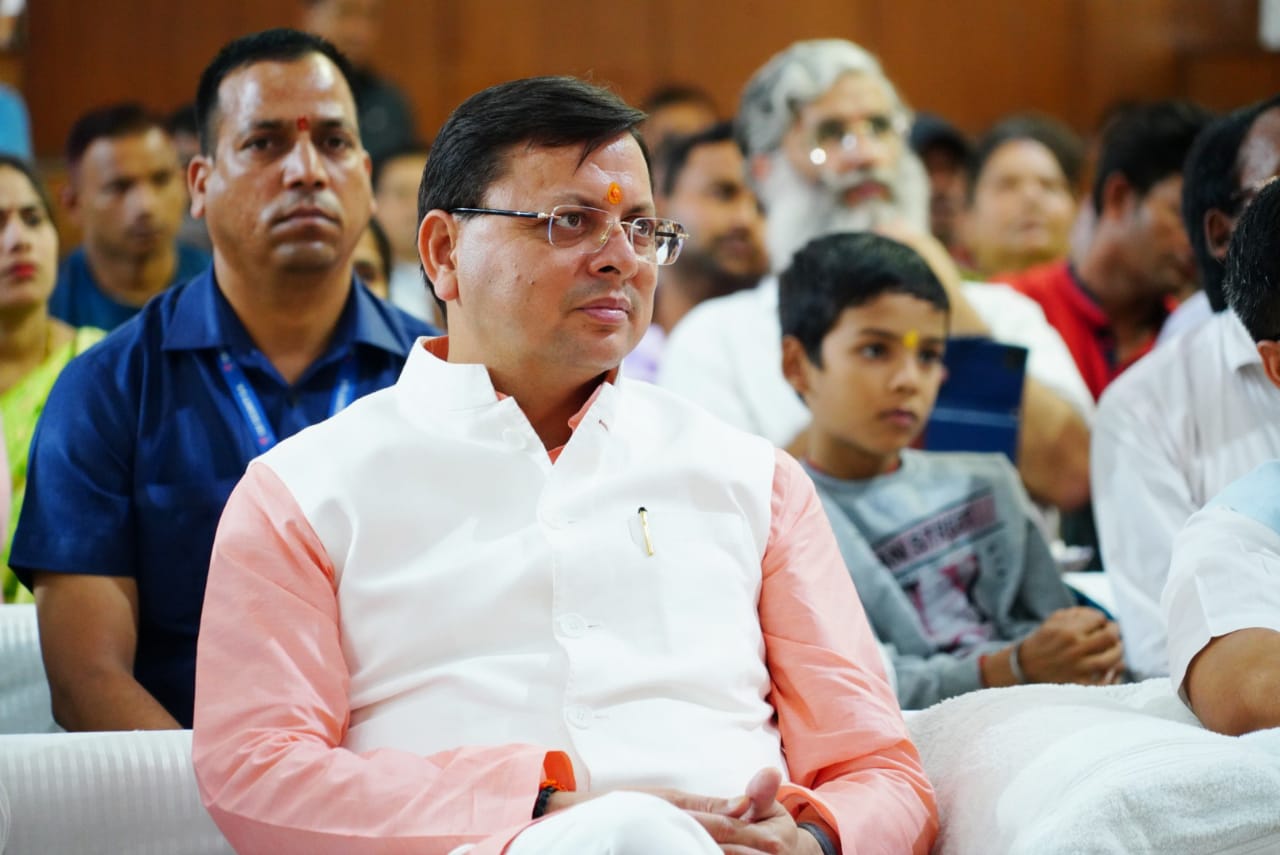 प्रधानमंत्री मोदी के मार्गदर्शन में धामी सरकार स्थानीय उत्पादों को बढ़ावा देने के साथ ही उनकी ब्रांडिंग, पैकेजिंग और मार्केंटिंग की अच्छी व्यवस्थाओं के साथ ही विभिन्न क्षेत्रों में स्थानीय लोगों को प्रशिक्षण भी दे रही है