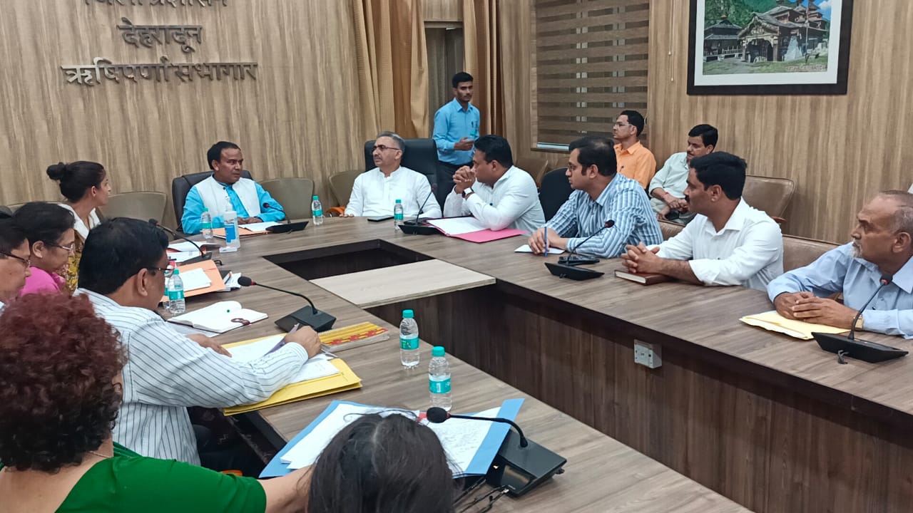 डेंगू के बढ़ते मामले पर स्वास्थ्य मंत्री ने अधिकारियों को लगाई फटकार