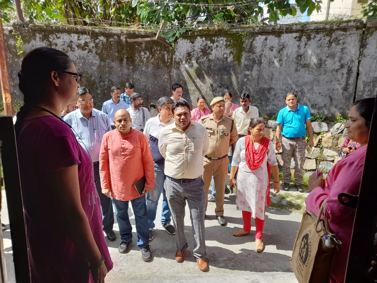 ग्रांउड जीरो पर स्वास्थ्य सचिव डेंगू के खिलाफ अभियान जारी टीम के साथ किया कई इलाकों में डेंगू का लार्वा नष्ट, आमजनता से की मुलाकात