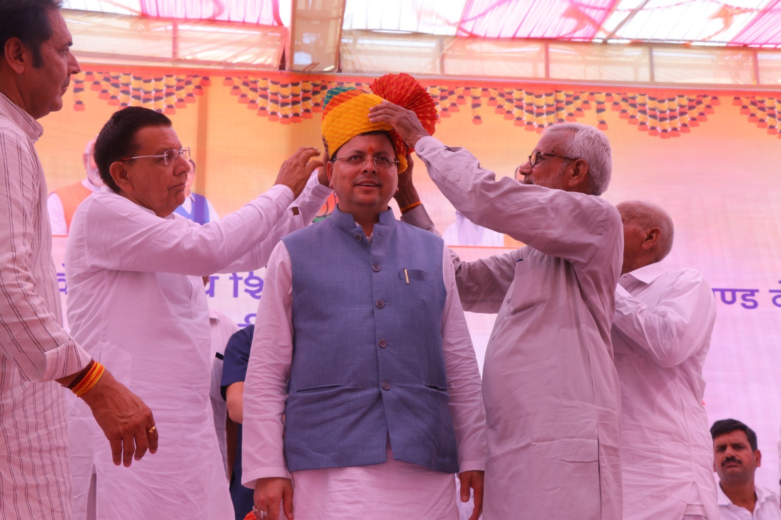 मुख्यमंत्री धामी के सम्मान में सोमवार को गंगानगर राजस्थान के मानकसर गांव में क्षेत्रवासियों द्वारा सम्मान समारोह का आयोजन किया गया