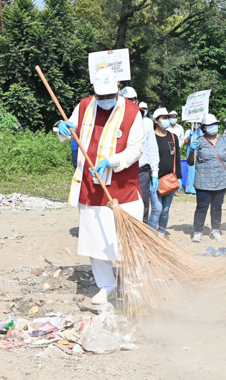 एक तारीख, एक घंटा, एक साथ अभियान के तहत स्वच्छता ही सेवा कार्यक्रम झाड़ू लगाकर स्वच्छता में श्रमदान करते कैबिनेट मंत्री गणेश जोशी