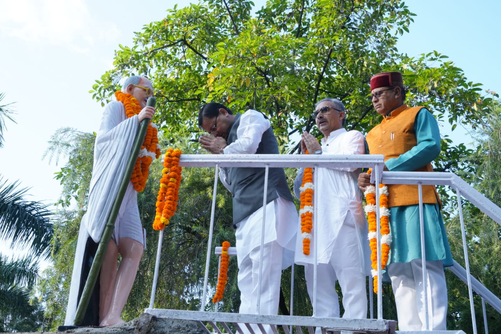 मुख्यमंत्री धामी ने राष्ट्रपिता महात्मा गांधी जी की जयंती के अवसर पर गांधी पार्क, देहरादून में उनकी मूर्ति पर माल्यार्पण कर श्रद्धांजलि दी