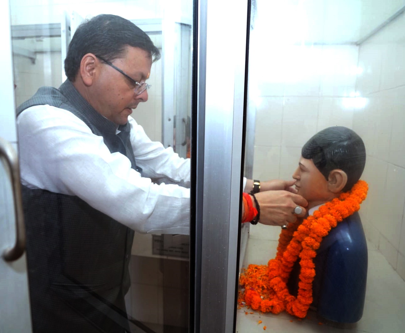 मुख्यमंत्री पुष्कर सिंह धामी ने सोमवार को शहीद स्थल कचहरी में उत्तराखण्ड राज्य आन्दोलनकारी शहीदों को श्रद्धांजलि अर्पित की