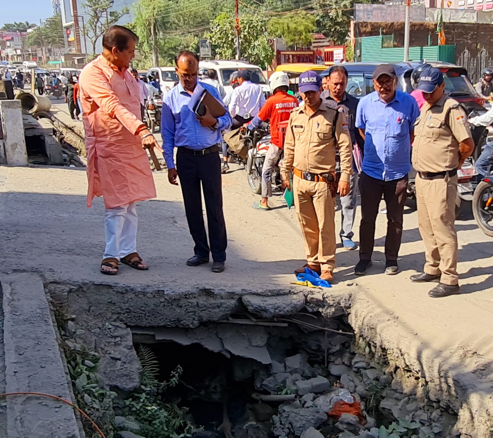 कैबिनेट मंत्री डॉ प्रेमचंद अग्रवाल ने आज आराघर से रिस्पना पुल तक मार्ग में ऐज से ऐज चौड़ीकरण, नाली एवं फुटपाथ निर्माण कार्य का किया स्थलीय निरीक्षण दिए निर्देश