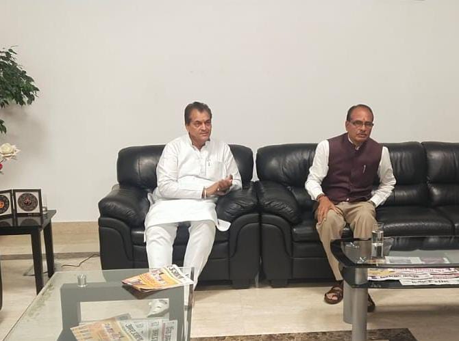 मंत्री डा. प्रेमचंद अग्रवाल ने ग एयरपोर्ट पर मध्य प्रदेश के मुख्यमंत्री शिवराज सिंह चौहान का राज्य सरकार की ओर से स्वागत किया
