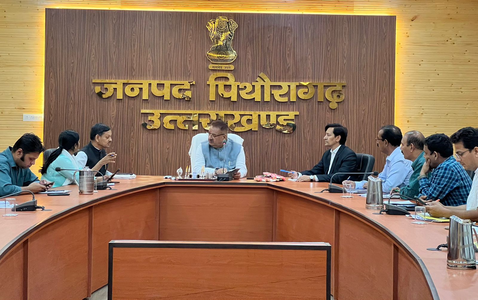 पिथौरागढ़ के कलेक्ट्रेट सभागार में पीएम मोदी के आगमन की तैयारियो की समीक्षा करते कैबिनेट मंत्री गणेश जोशी