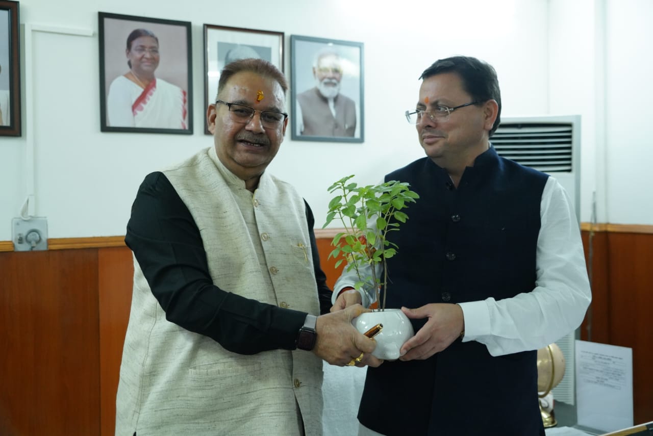 मंत्री गणेश जोशी ने मुख्यमंत्री धामी से की मुलाकात, जॉर्ज एवरेस्ट में प्रवेश शुल्क संशोधित करने का किया आग्रह