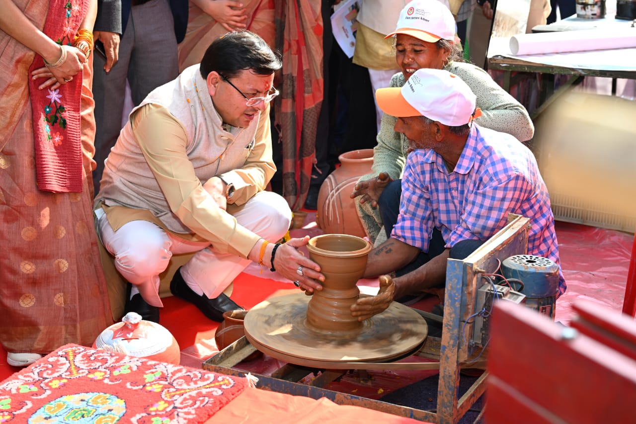 मुख्य सेवक धामी जी ने पारंपरिक मिट्टी का घड़ा बनाकर लोकल फॉर वोकल को किया प्रमोट