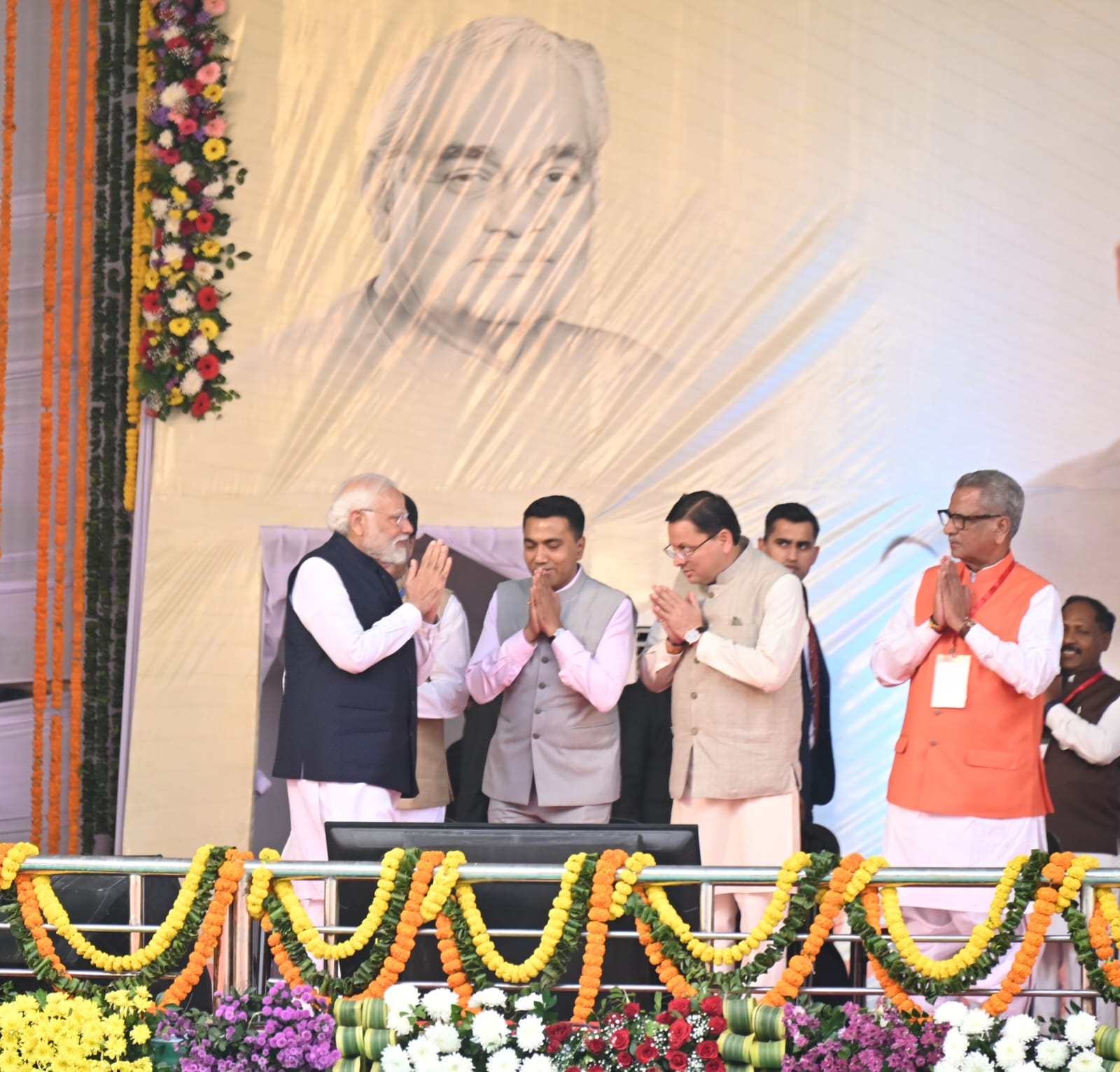 मुख्यमंत्री धामी नव निवनिर्वाचित मुख्यमंत्री विष्णुदेव साय के शपथ ग्रहण समारोह में शामिल हुये दी बधाई