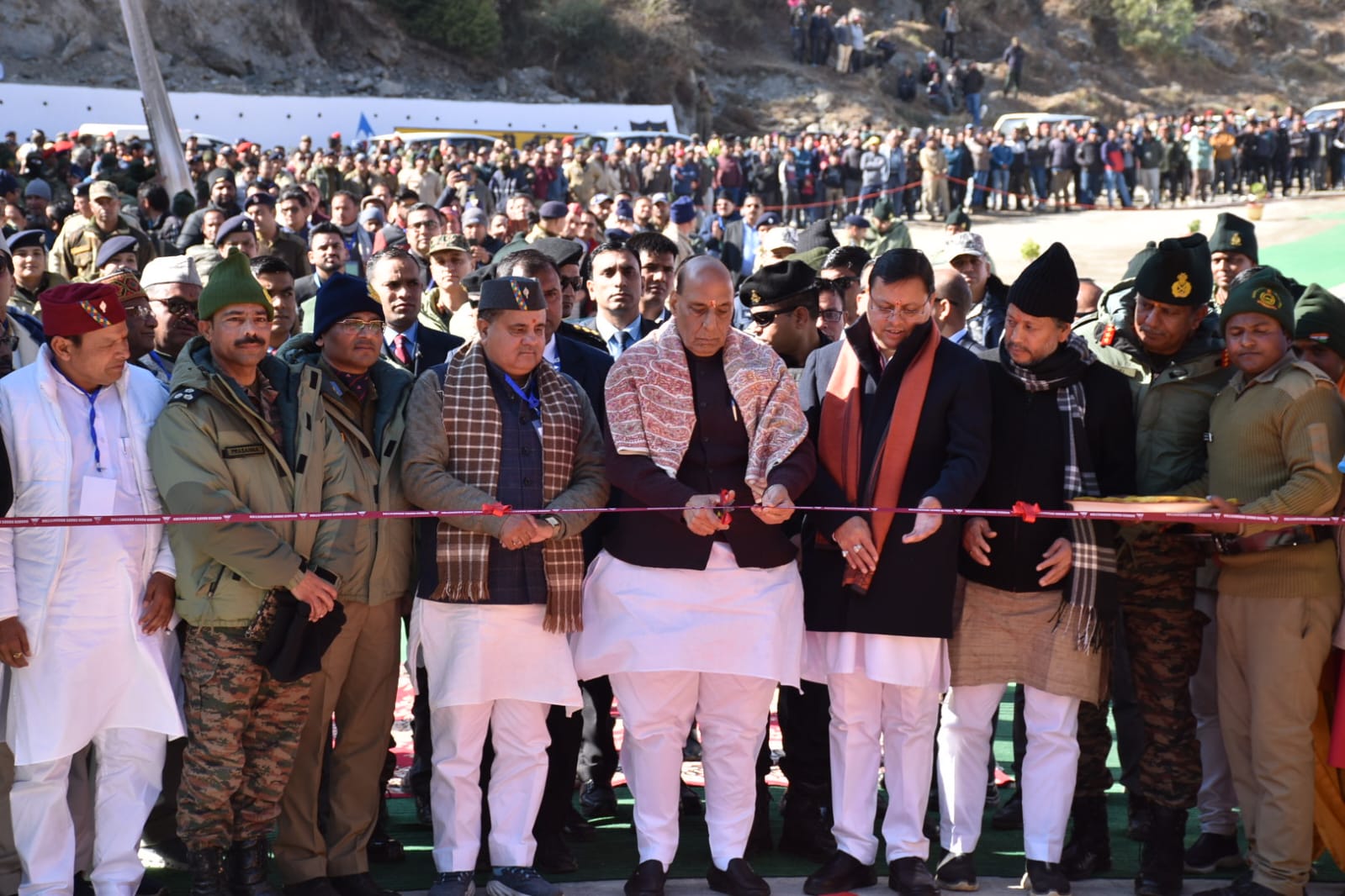 रक्षा मंत्री ने 670 करोड़ रुपये की मुख्यमंत्री पुष्कर सिंह धामी ने देवभूमि आगमन पर रक्षा मंत्री का स्वागत एवं अभिनंदन करते हुए सीमांत क्षेत्रों की विकास परियोजनाओं के लोकार्पण पर आभार व्यक्त किया।लागत से सात राज्यों/केंद्र शासित प्रदेशों में बीआरओ द्वारा निर्मित 29 पुलों और छह सड़कों का उद्घाटन किया