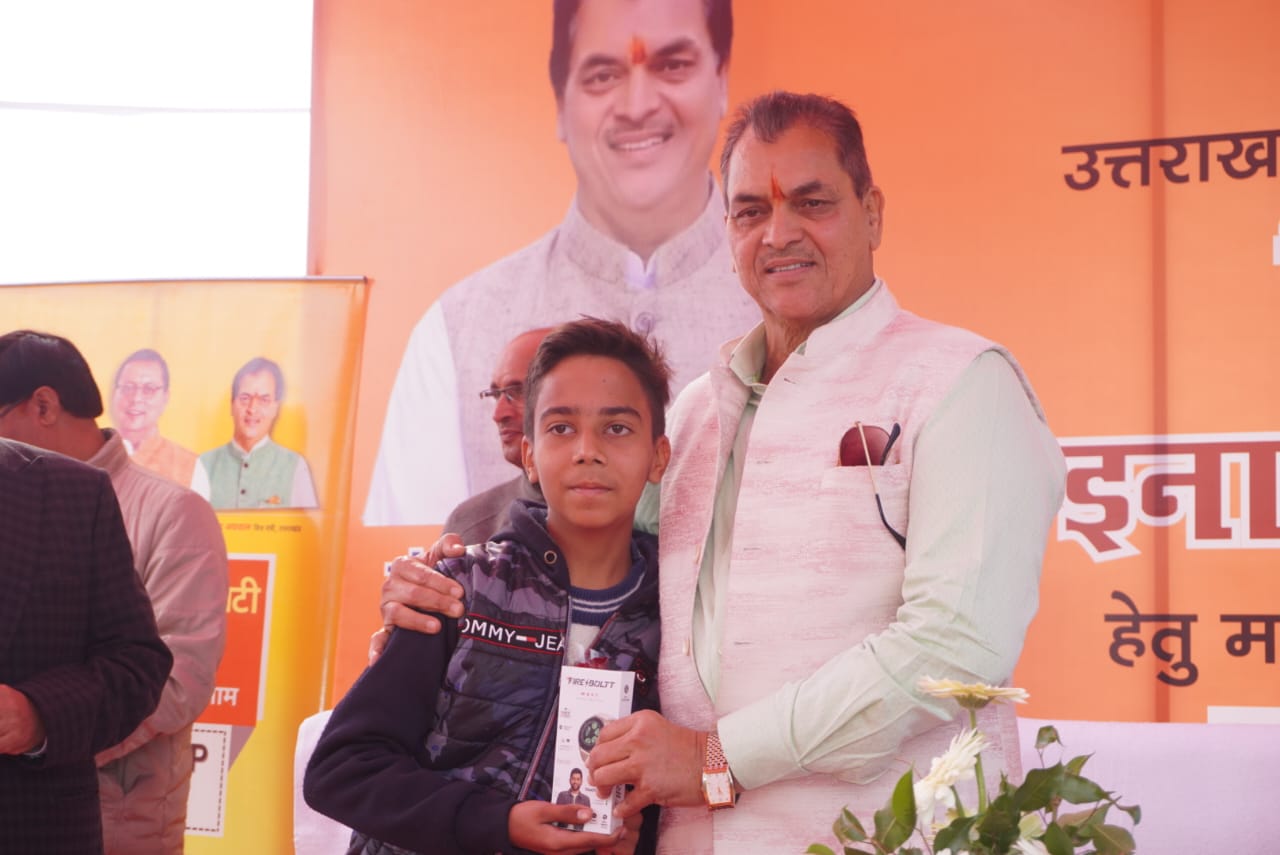 बिल लाओ ईनाम पाओ योजना के तहत विजेताओं को स्मार्ट फ़ोन, स्मार्ट वाच, वितरित, विजेताओं ने योजना के लिए धामी सरकार के प्रयासों की प्रशंसा की