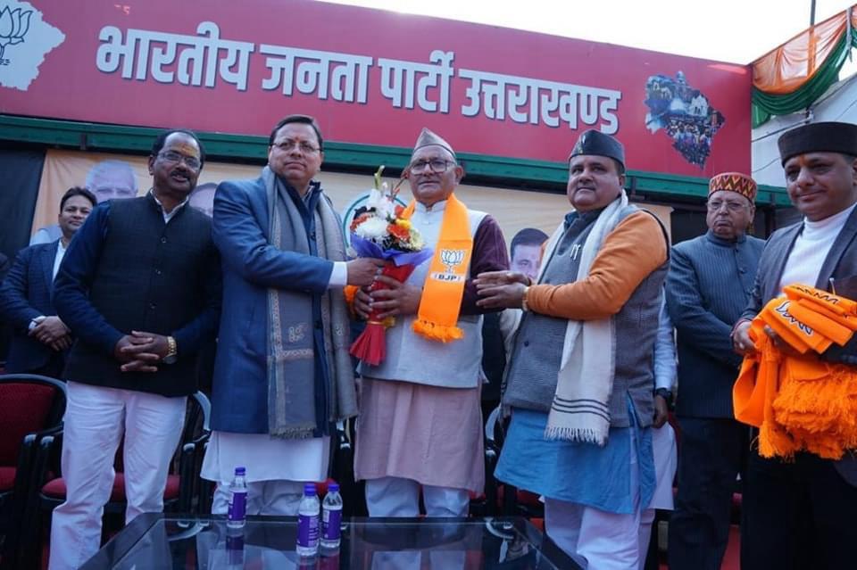 आप और कांग्रेस पार्टी के शीर्ष नेताओं ने अपने सैकड़ों कार्यकर्ताओ के साथ भाजपा की सदस्यता ग्रहण की है