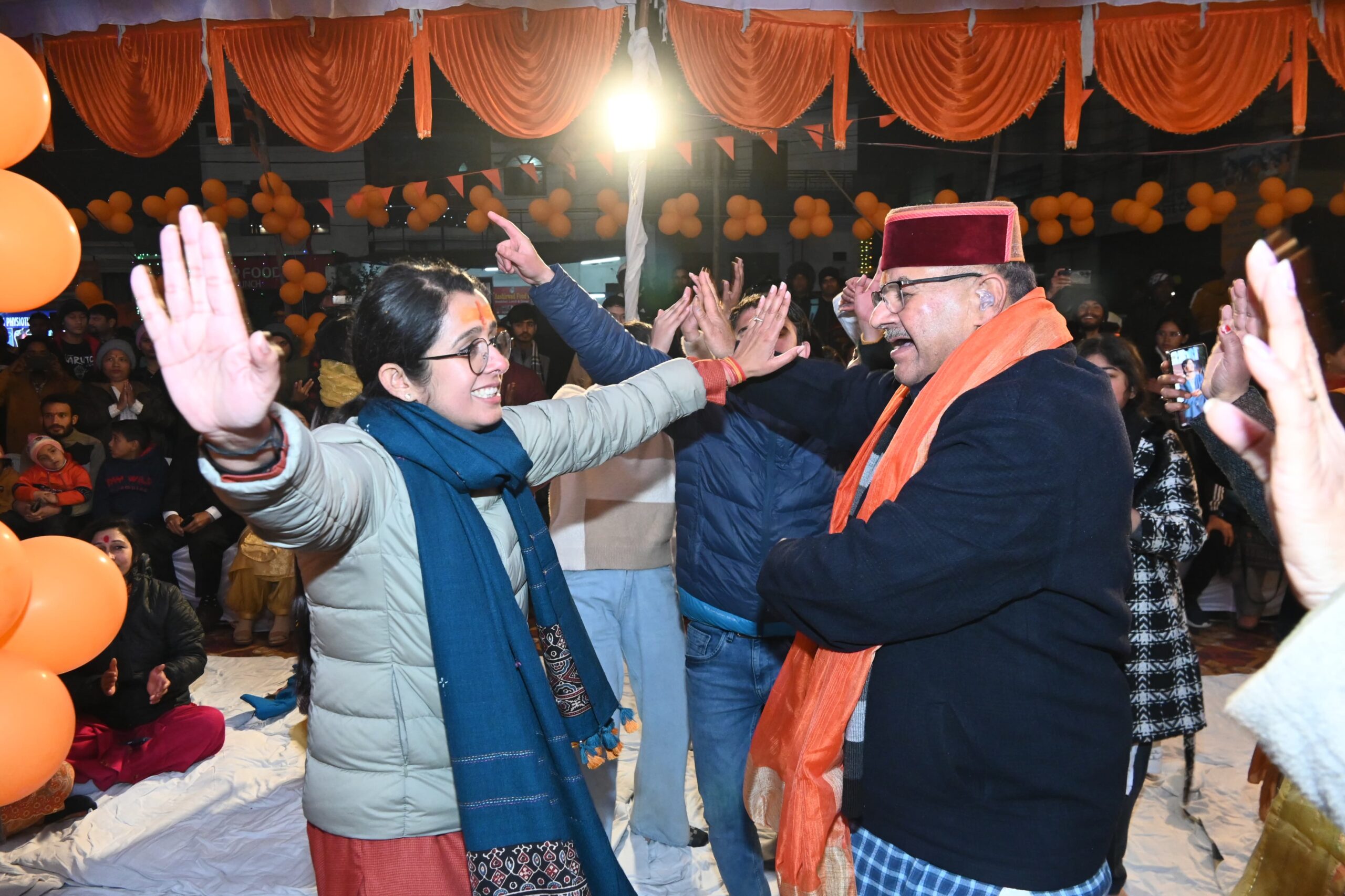 लोक गायक रूहान भारद्वाज और करिश्मा शाह द्वारा दी गई प्रस्तुति “श्री राम जानकी बैठे हैं मेरे सीने में” गीत पर कैबिनेट मंत्री गणेश जोशी ने नृत्य किया