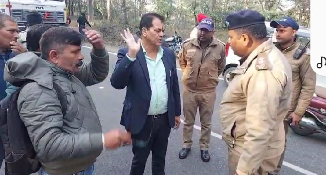 संवेदनशील मंत्री अग्रवाल : सड़क पर दुर्घटना देखते ही रोका अपना काफिला तुरंत घायलों की मदद कर उन्हें पहुंचाया अस्पताल ..
