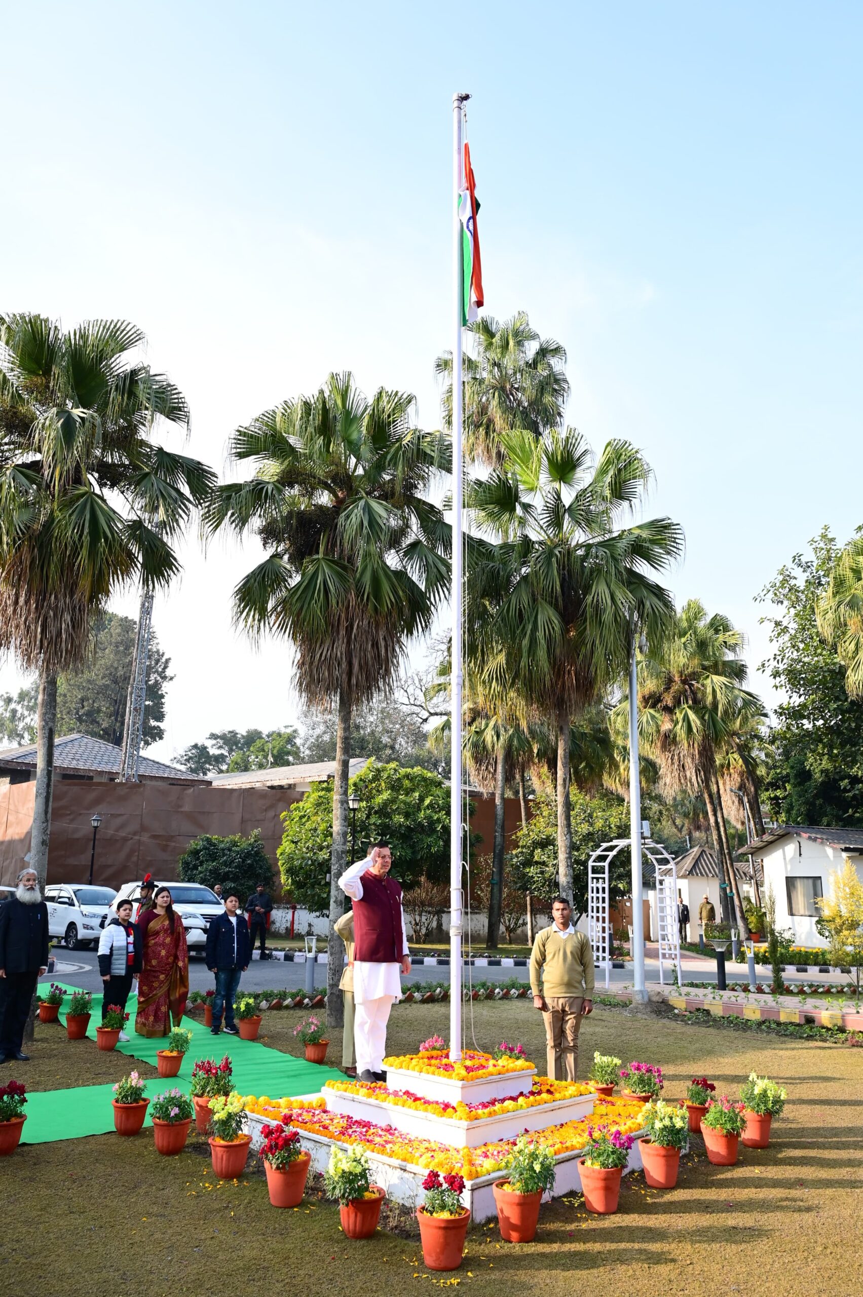 मुख्यमंत्री पुष्कर सिंह धामी ने गणतंत्र दिवस के अवसर पर मुख्यमंत्री आवास में राष्ट्रीय ध्वज फहराया। इस अवसर पर उन्होंने सभी को संविधान की उद्देशिका की शपथ दिलाई।
