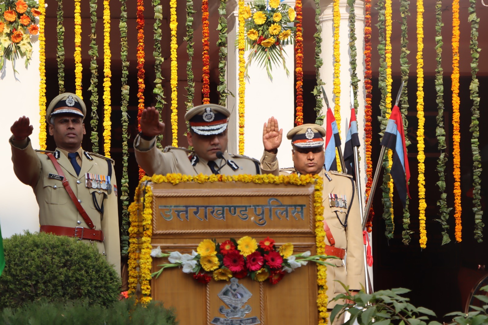 आज गणतंत्र दिवस-2024 के अवसर पर पुलिस मुख्यालय, उत्तराखण्ड देहरादून में आयोजित कार्यक्रम में श्री अभिनव कुमार, पुलिस महानिदेशक, उत्तराखण्ड ने ध्वजारोहण कर सभी को संविधान की उद्देशिका की शपथ दिलाई