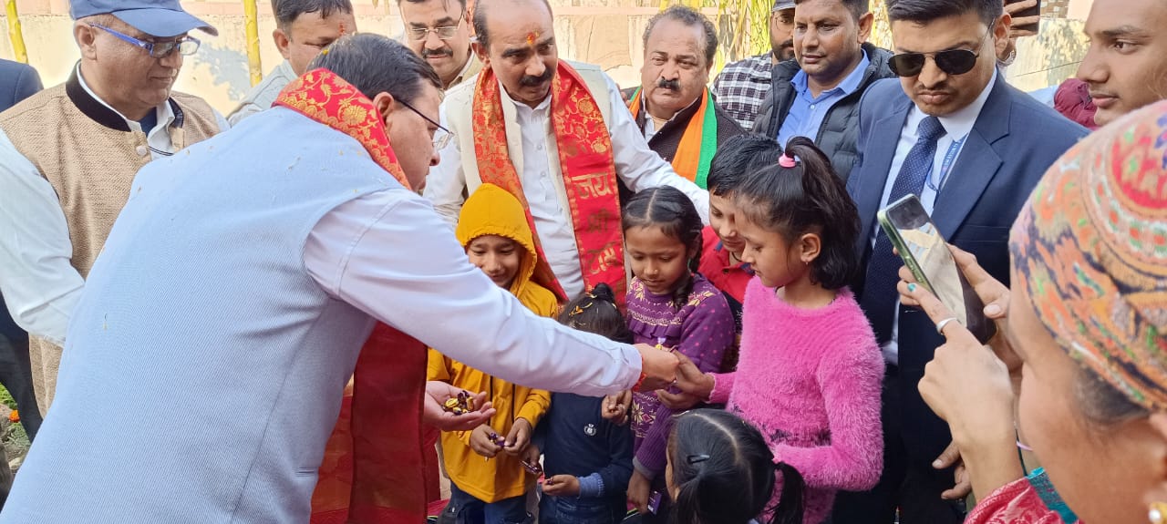 सबिता देवी पत्नी दिनेश आर्या के घर पहुंचे  मुख्यमंत्री धामी जहां उन्होंने परिवार वालों का हाल-चाल जाना और वार्ता की। उन्होंने वहां चारा कुट्टी मशीन भी चलायी