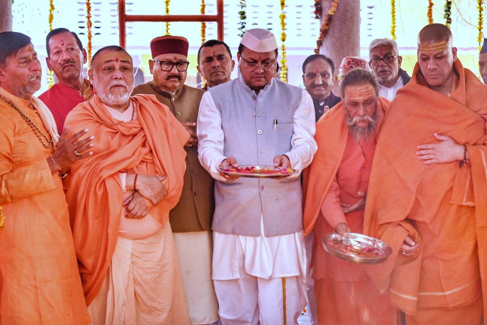 मुख्यमंत्री पुष्कर सिंह धामी ने शनिवार को कनखल स्थित जगद्गुरु शंकराचार्य आश्रम में जगदगुरू शंकराचार्य स्वामी राजराजेश्वराश्रम महाराज से भेंट कर उनका आशीर्वाद प्राप्त किया