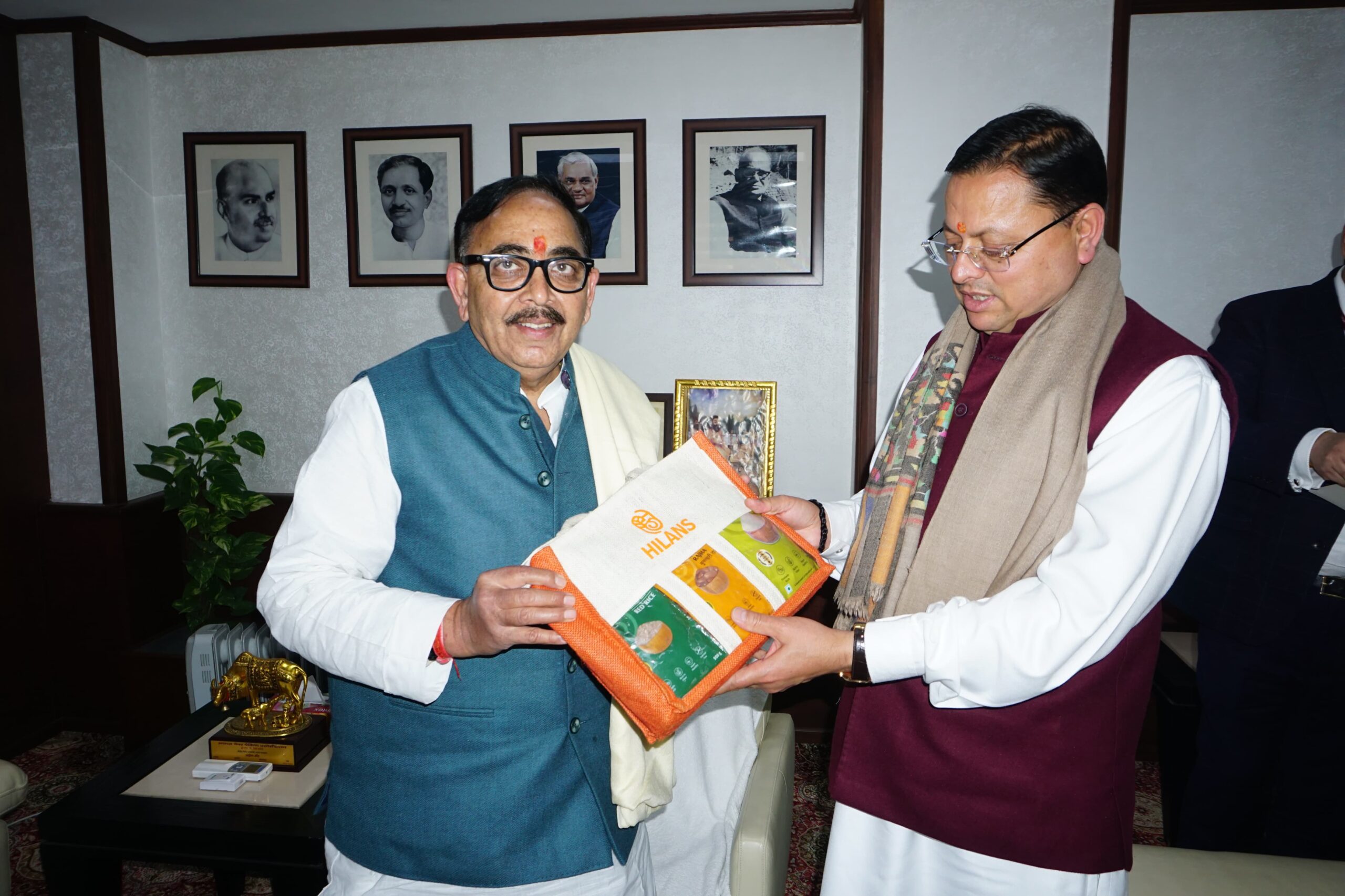 मुख्यमंत्री पुष्कर सिंह धामी ने नई दिल्ली में केंद्रीय मंत्री भारी उद्योग डॉ० महेन्द्र नाथ पाण्डेय से भेंट की