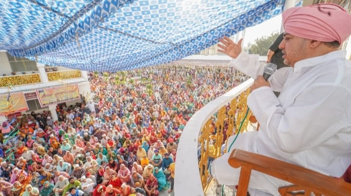 श्री दरबार साहिब एवम् श्री झण्डा साहिब में चला दर्शनों व मनौतियों का क्रम