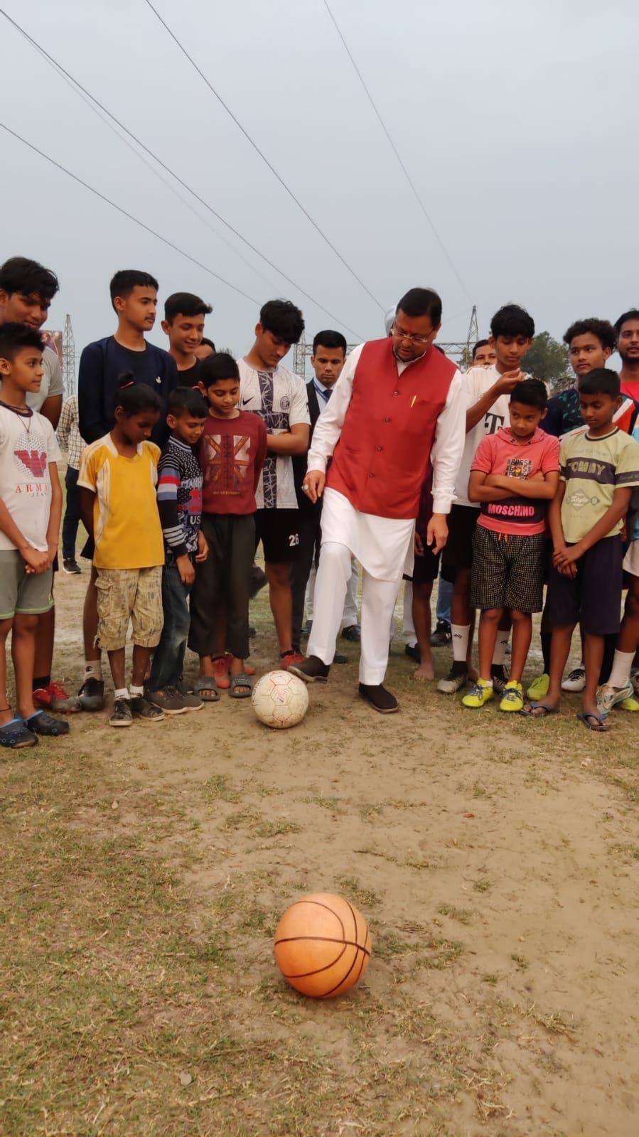 मुख्यमंत्री धामी के लोहिया हेड मिनी स्टेडियम में फुटबॉल खेल रहे स्थानीय युवकों के मध्य अचानक पहुंचकर उनके साथ अनुभव साझा किये