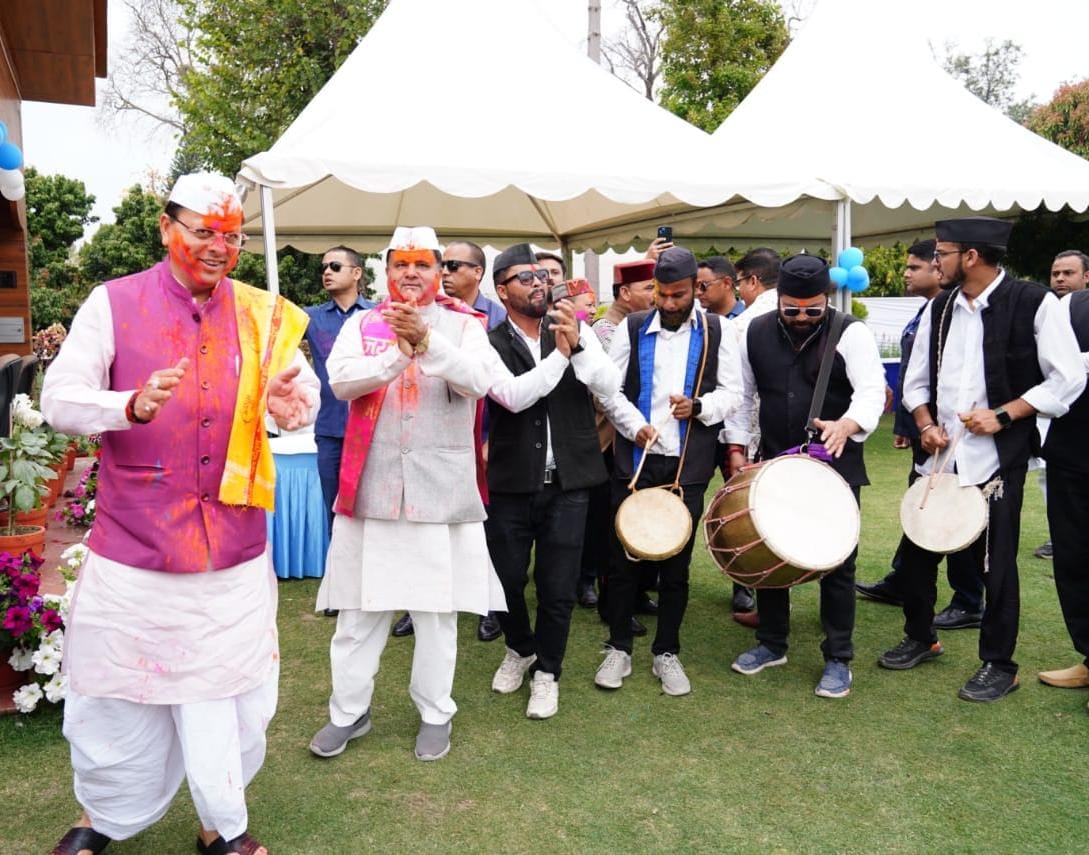 होली मिलन कार्यक्रम में शामिल हुए लोगों ने भी मुख्यमंत्री को होली की शुभकामनाएं दी