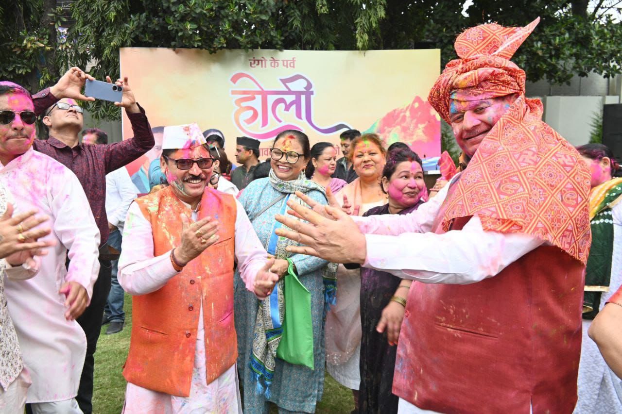 काबीना मंत्री गणेश जोशी द्वारा होली के अवसर पर अपने आवास में होली मिलन समारोह कार्यक्रम का आयोजन किया गया।