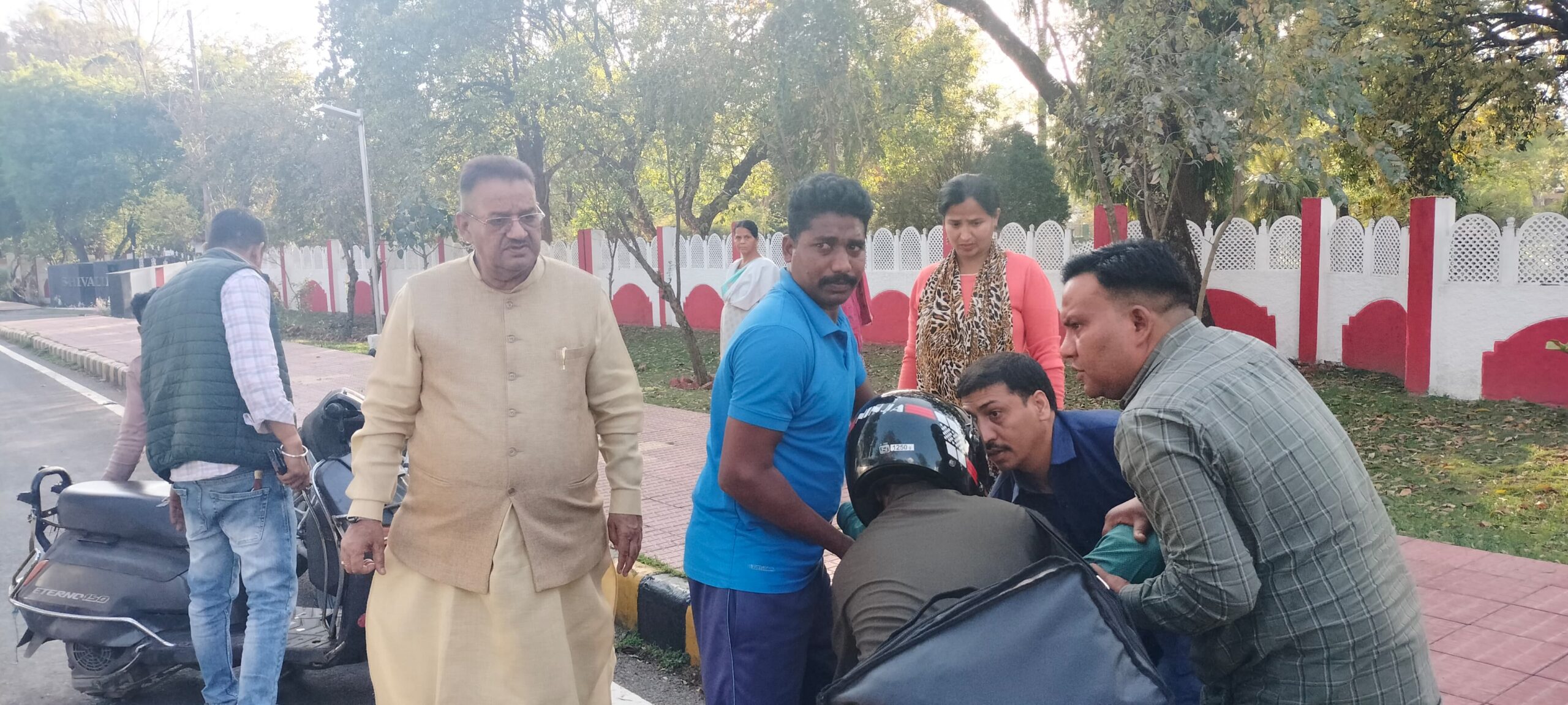 सड़क दुर्घटना में घायल हुए व्यक्ति के लिए देवदूत बने कैबिनेट मंत्री गणेश जोशी, ठीक समय पर मिली मदद से बची व्यक्ति की जान..