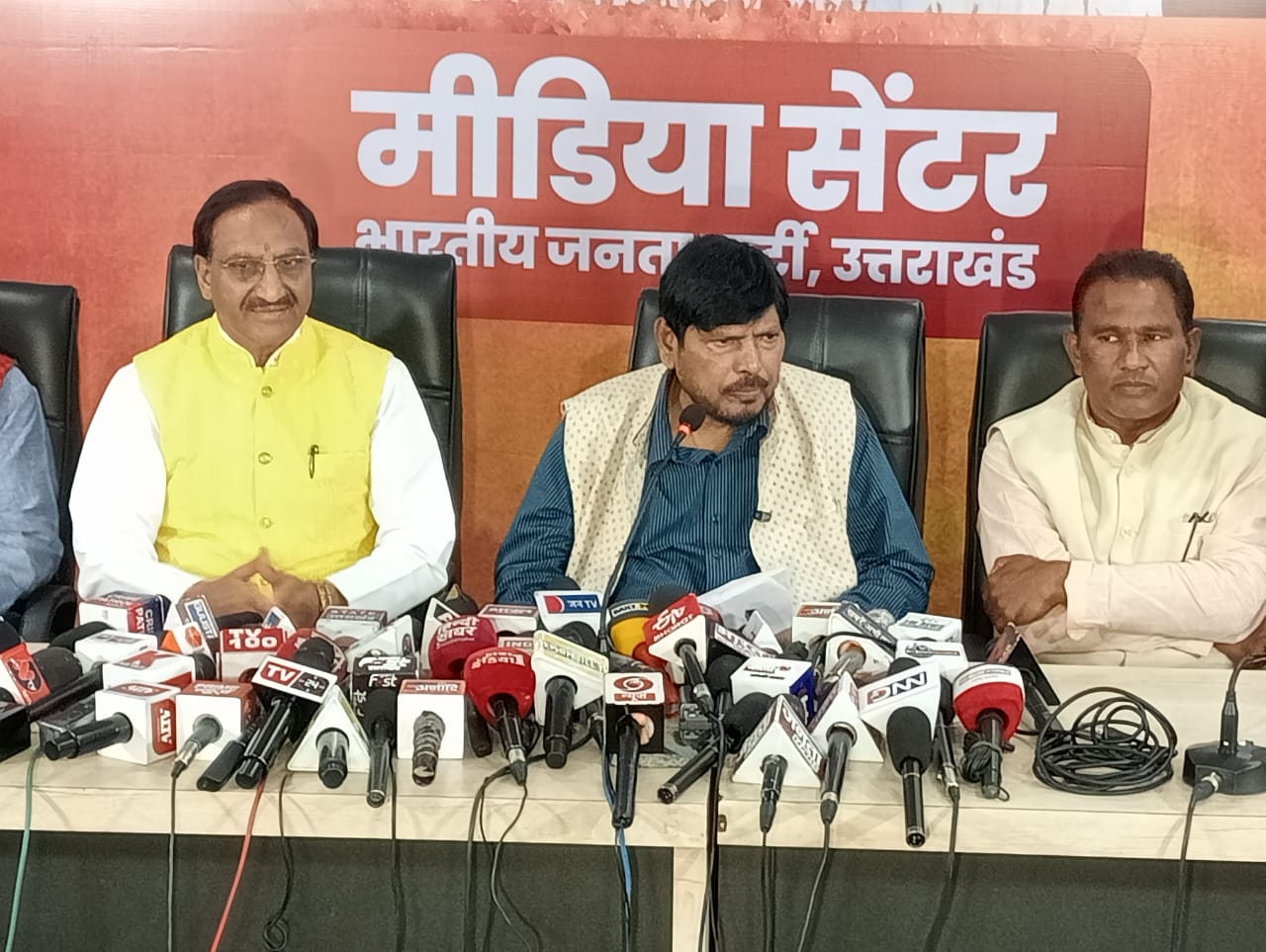 अपनी पार्टी बचाने का कार्य करे राहुल, मोदी कर रहे संविधान संवर्धन का कार्य:अठावले