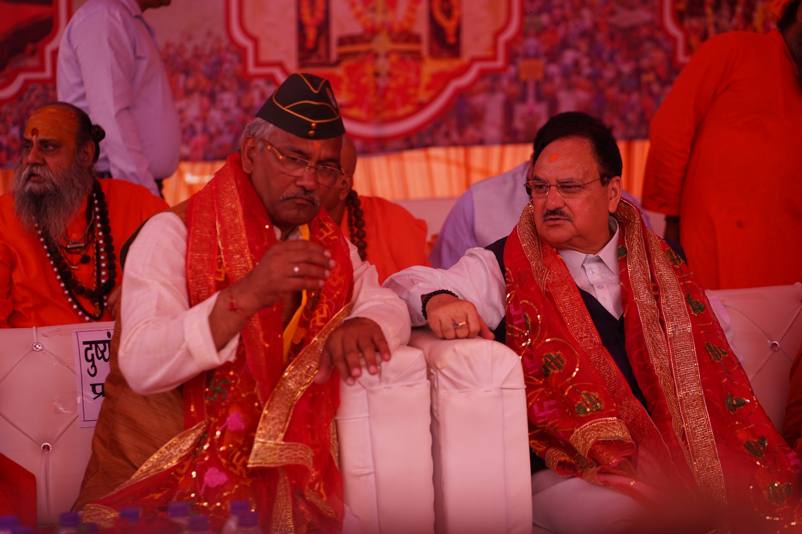 रोड शो में भारी संख्या में जनसमर्थन मिला। लोगों ने पुष्प वर्षा कर उनका और लोकसभा हरिद्वार प्रत्याशी त्रिवेंद्र सिंह रावत का जोरदार स्वागत किया