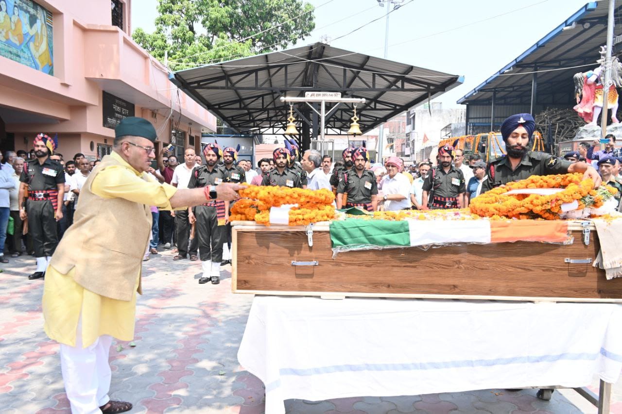 शहीद मेजर प्रणय नेगी की अंतिम यात्रा में शामिल हुए सैनिक कल्याण मंत्री गणेश जोशी ने पुष्पचक्र अर्पित कर दी भावपूर्ण श्रद्धांजलि