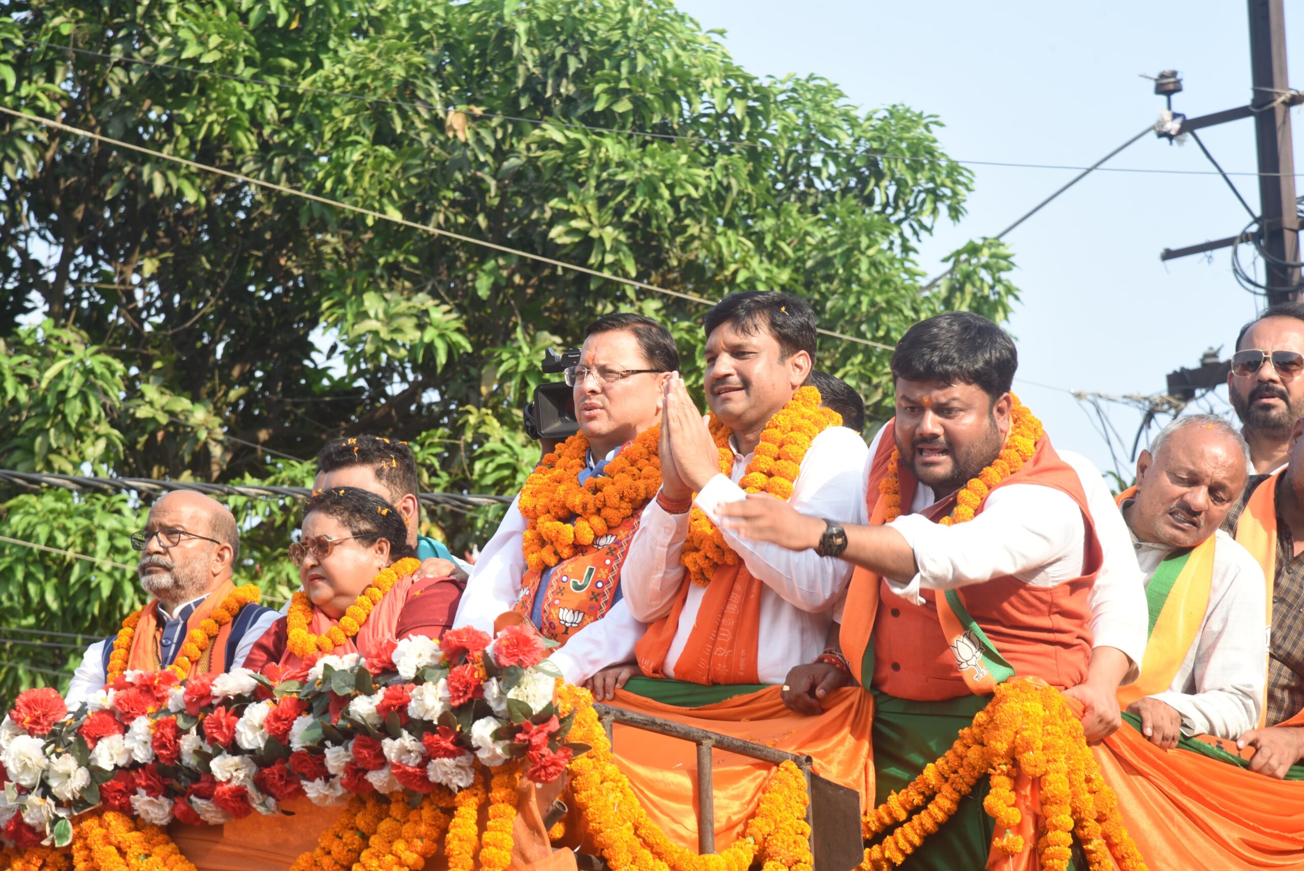 मुख्यमंत्री धामी ने बहराइच, उत्तर प्रदेश में संसदीय क्षेत्र बहराइच से भाजपा प्रत्याशी आनन्द गोंड के पक्ष में आयोजित ‘रोड-शो’ में किया प्रतिभाग