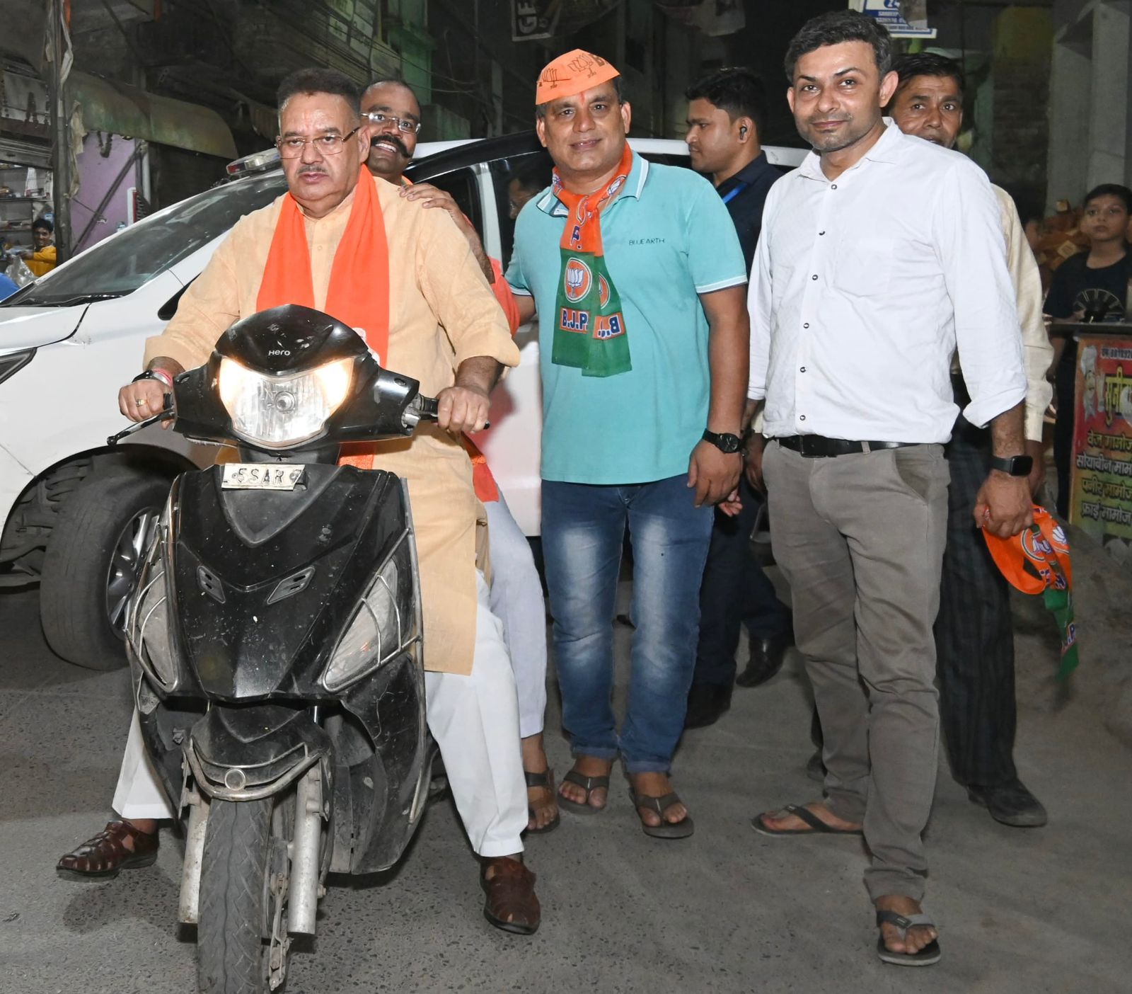 पूर्वी दिल्ली लोकसभा क्षेत्र के अंतर्गत घोंडा विधानसभा में स्कूटर से निकलकर कैबिनेट मंत्री गणेश जोशी ने मनोज तिवारी के लिए मांगे वोट