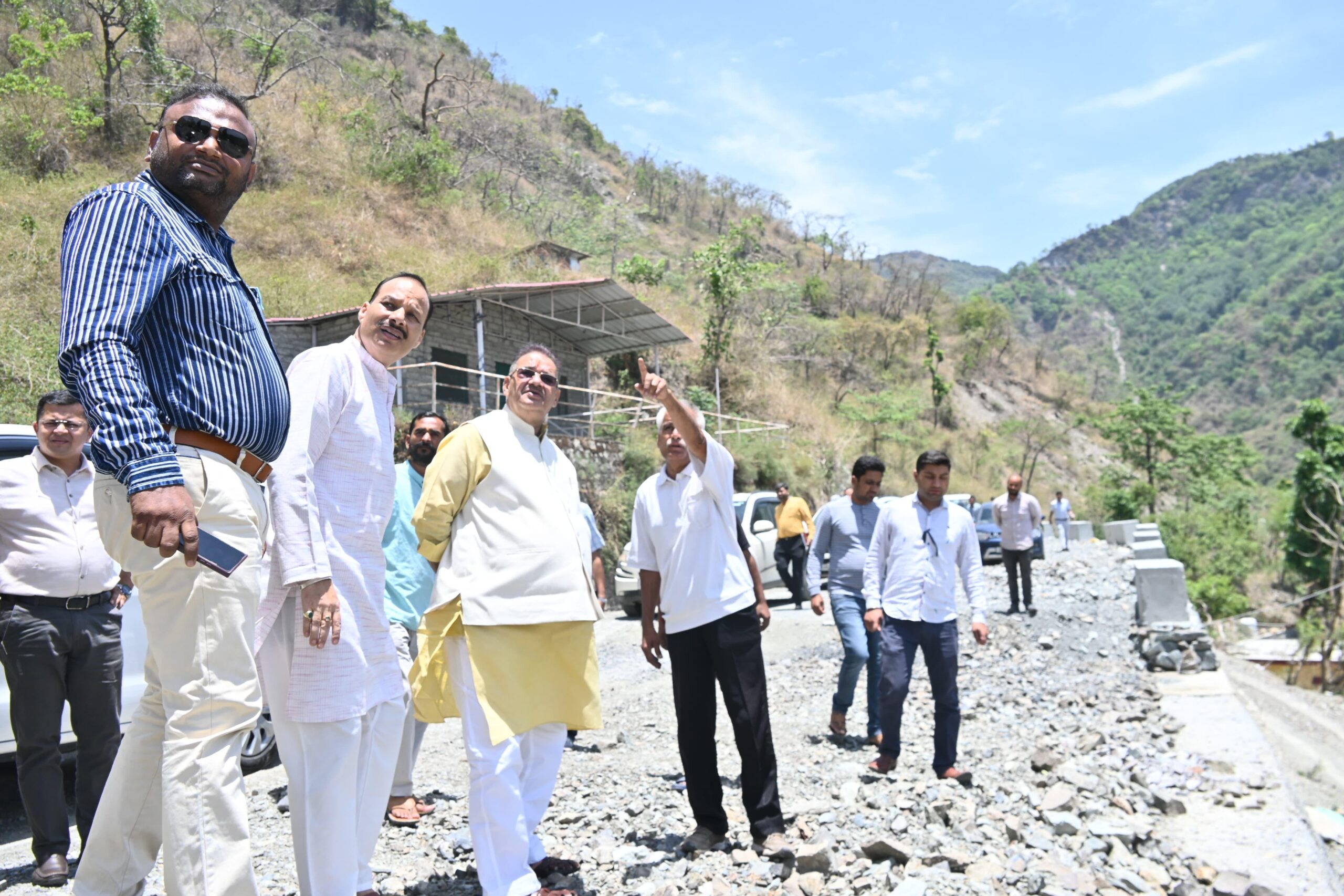 पीएमजीएसवाई से निर्मित होने वाली पुरुकुल-किमाड़ी मोटर मार्ग का निरीक्षण ग्राम्य विकास मंत्री गणेश जोशी ने कर दिए यह निर्देश