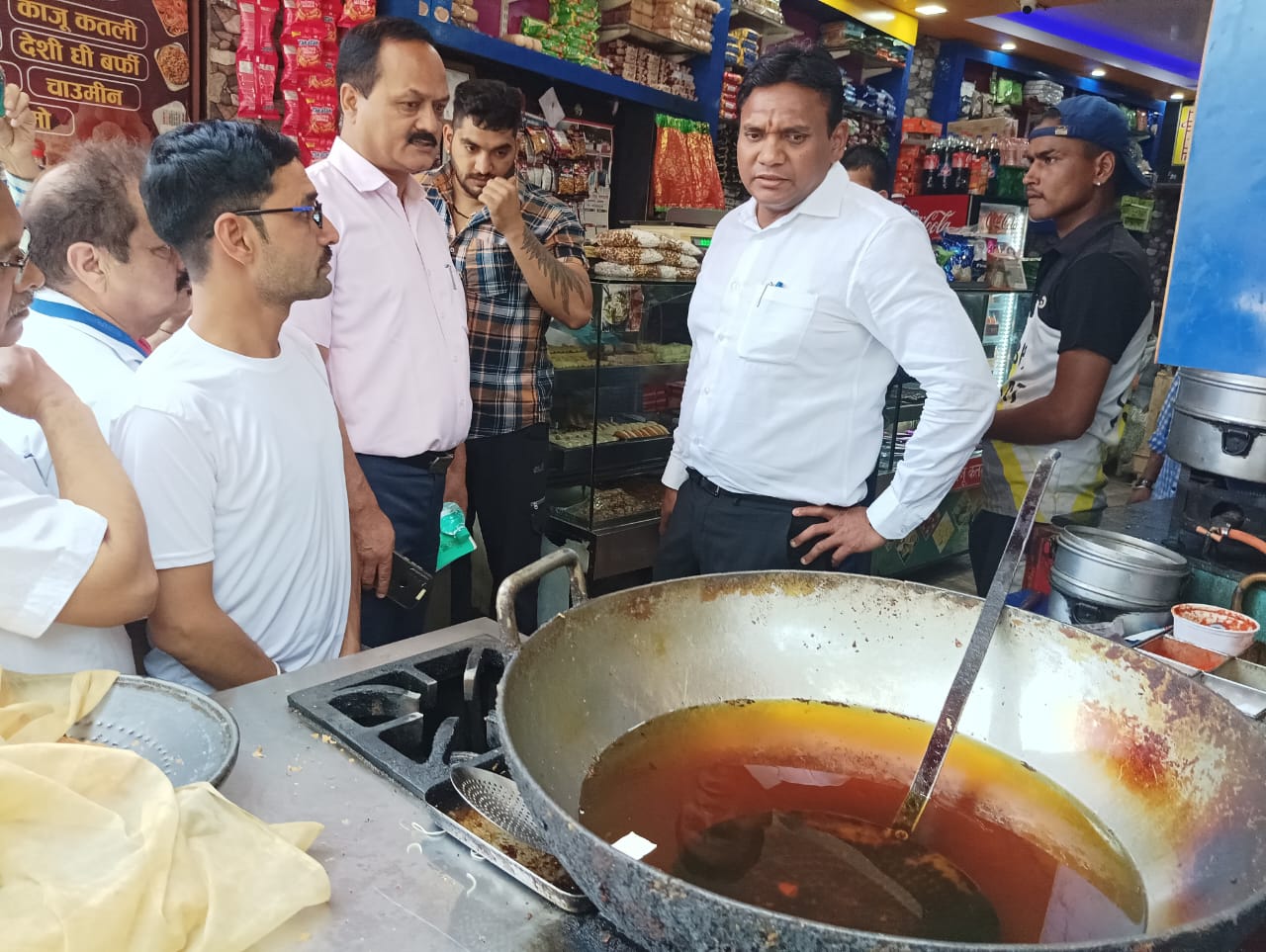 आयुक्त डॉ आर राजेश कुमार ने कहा खाद्य पदार्थों के साथ ही औषधि, मेडिकल उपकरण और कास्मेटिक उत्पादों के सैंपल लेकर उसकी भी जांच की जा रही है। देहरादून में बनी हाईटेक लैब में अत्याधुनिक मशीनों जांचें हो रही है