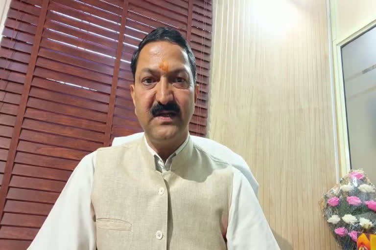 गर्भगृह को स्वर्ण मंडित कराने वाले दानी दाता मुंबई के एक हीरा व्यापारी दिलीप लाखी और उनके अन्य परिजन हैं।