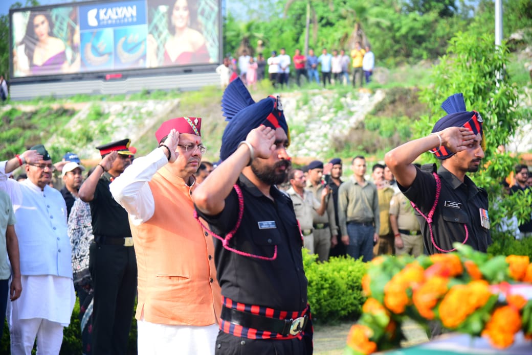 मुख्यमंत्री ने दो दिन पहले जम्मू कश्मीर में शहीद हुए वीर जवानों को श्रद्धांजलि अर्पित करते हुए कहा कि उत्तराखण्ड देवभूमि के साथ वीर भूमि भी है