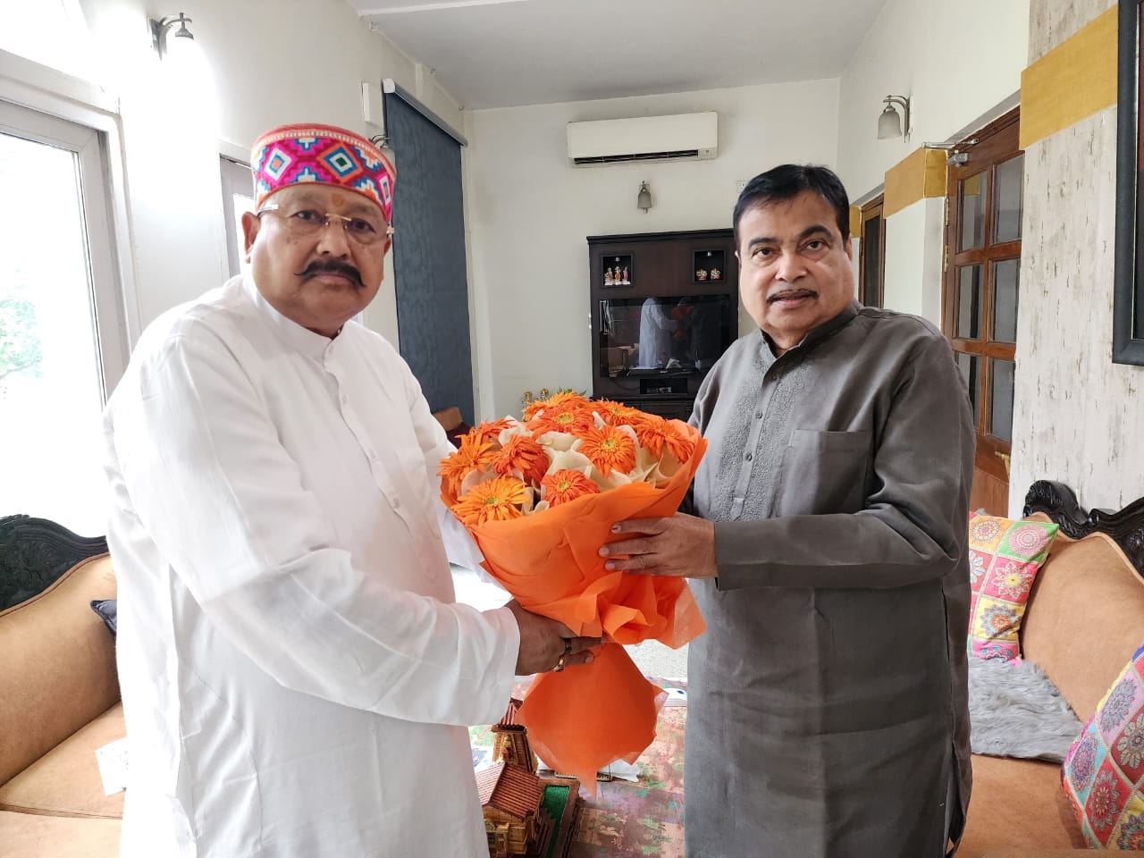 महाराज ने गडकरी से मुलाकात कर कैलाश पर्वत के दर्शन प्वाइंट तक रैम्प बनाने का किया अनुरोध