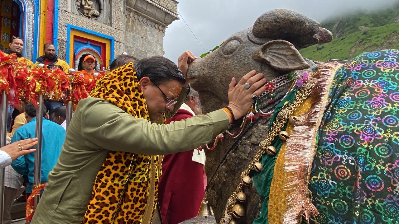 मुख्यमंत्री ने बाबा केदारनाथ का रुद्राभिषेक एवं विशेष पूजा अर्चना कर प्रदेश की खुशहाली एवं विश्व कल्याण की कामना की