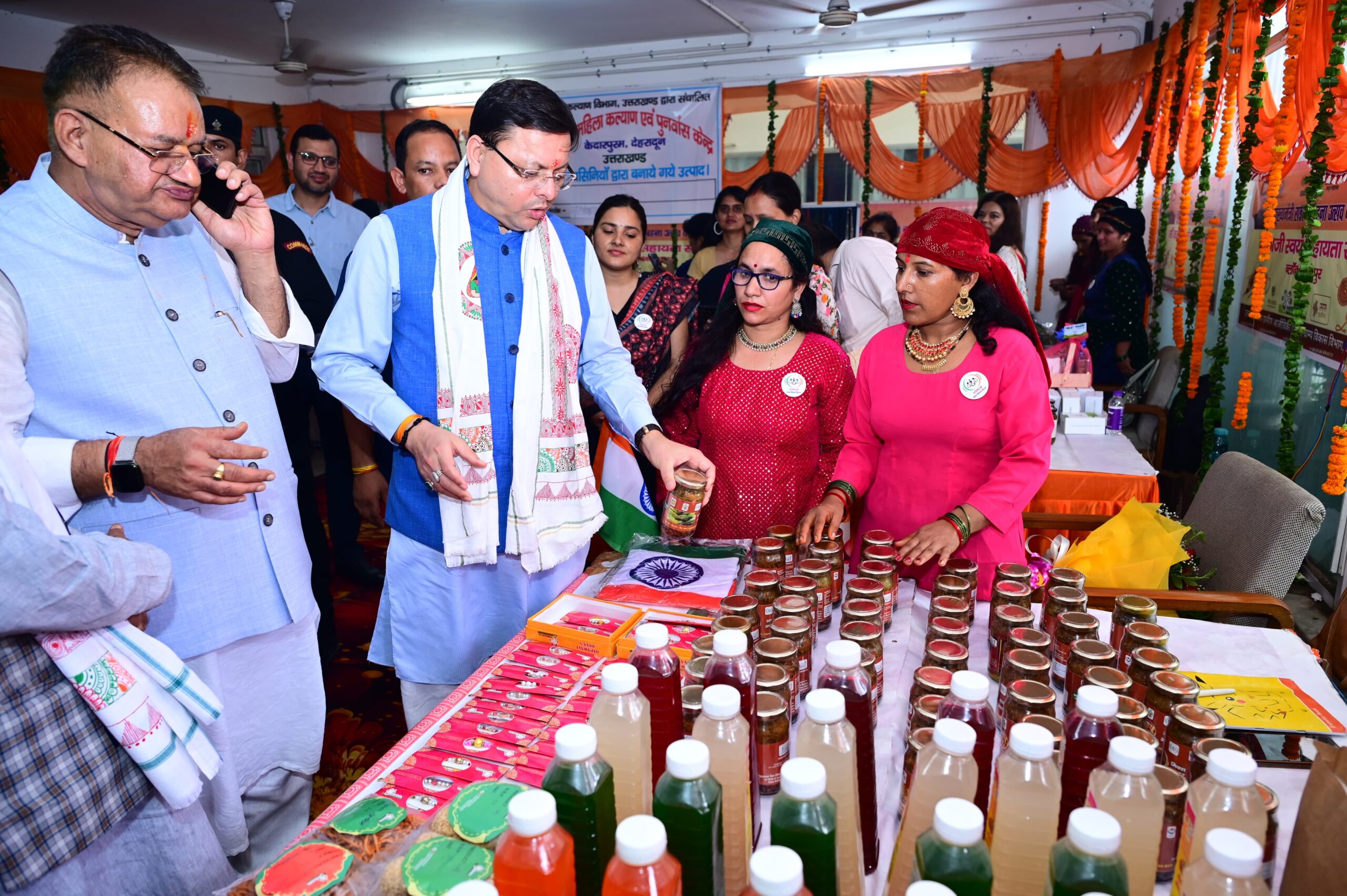 समूहों के माध्यम से स्थानीय उत्पादों को नई पहचान मिल रही है एवं रोजगार के नए अवसर मिल रहे हैं:धामी   