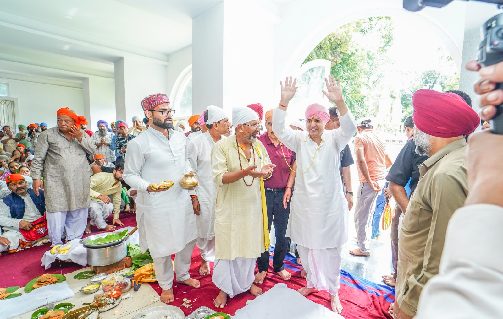 किसी व्यक्ति को अध्यात्म की दिशा में बढ़ने के लिए उन्हें गुरु की आवश्यकता होती है। इस अवसर पर उन्होंने देशवासियों के सुख, समृद्धि व शांति की अरदास भी की