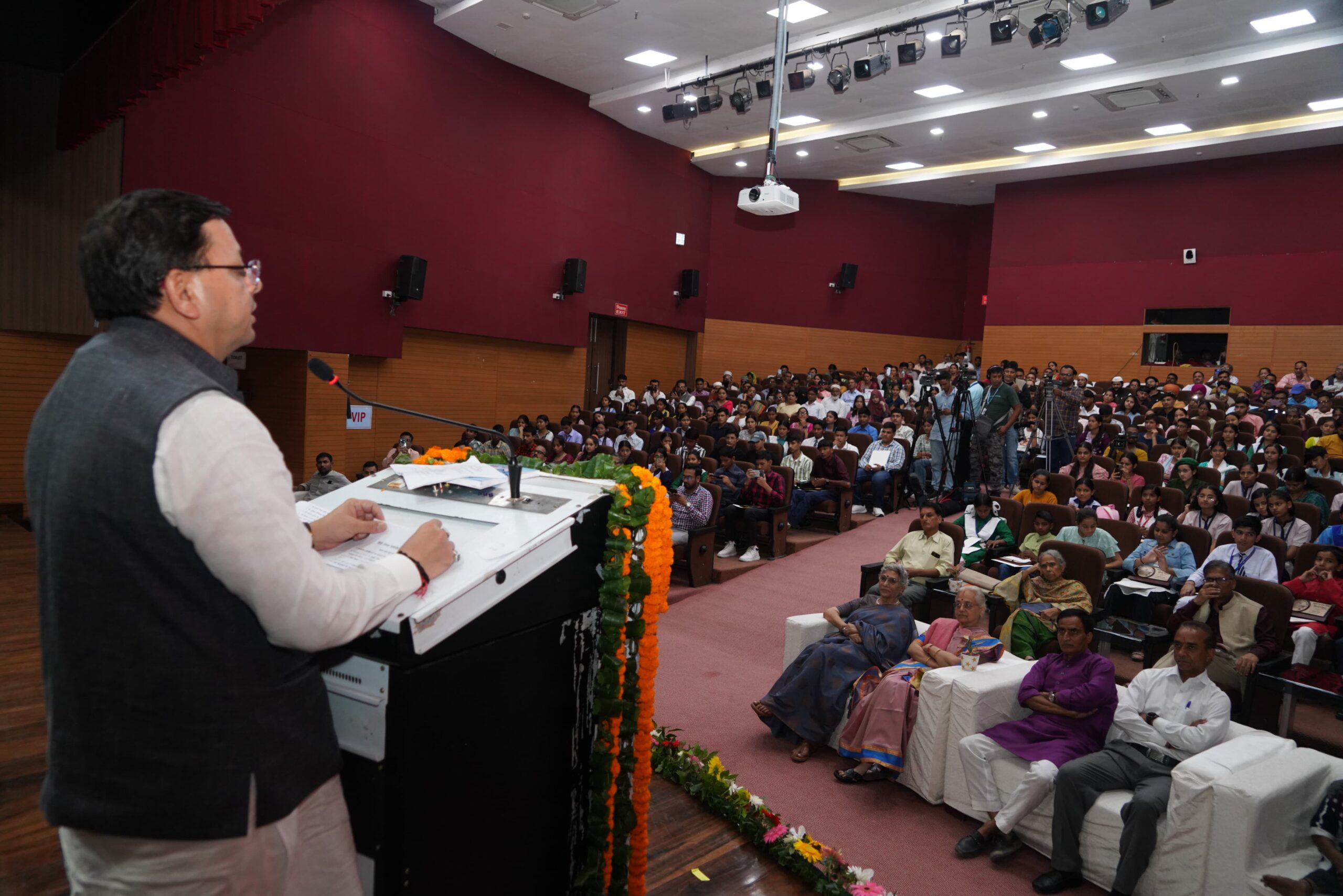 मुख्यमंत्री ने कहा कि आज जब भारत दुनिया का सिरमौर बनने की दिशा में आगे बढ़ रहा है,   