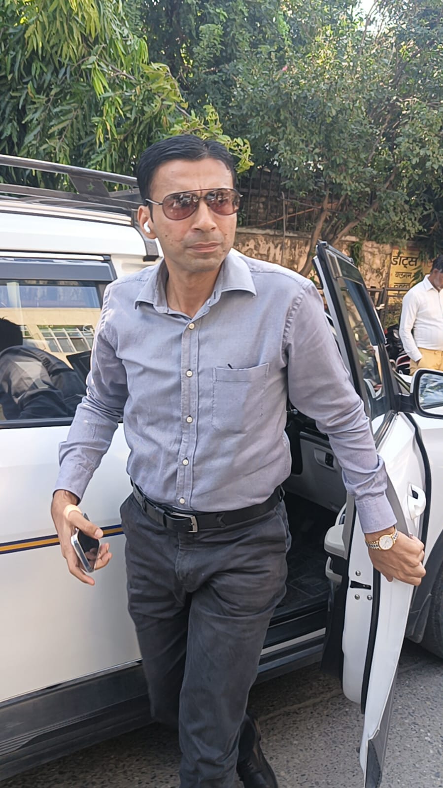 डीएम के निरीक्षण के दौरान कर्मचारी खाली बैठे पाए गए, जबकि अपनी बारी को लेकर भटक रहे थे लोग