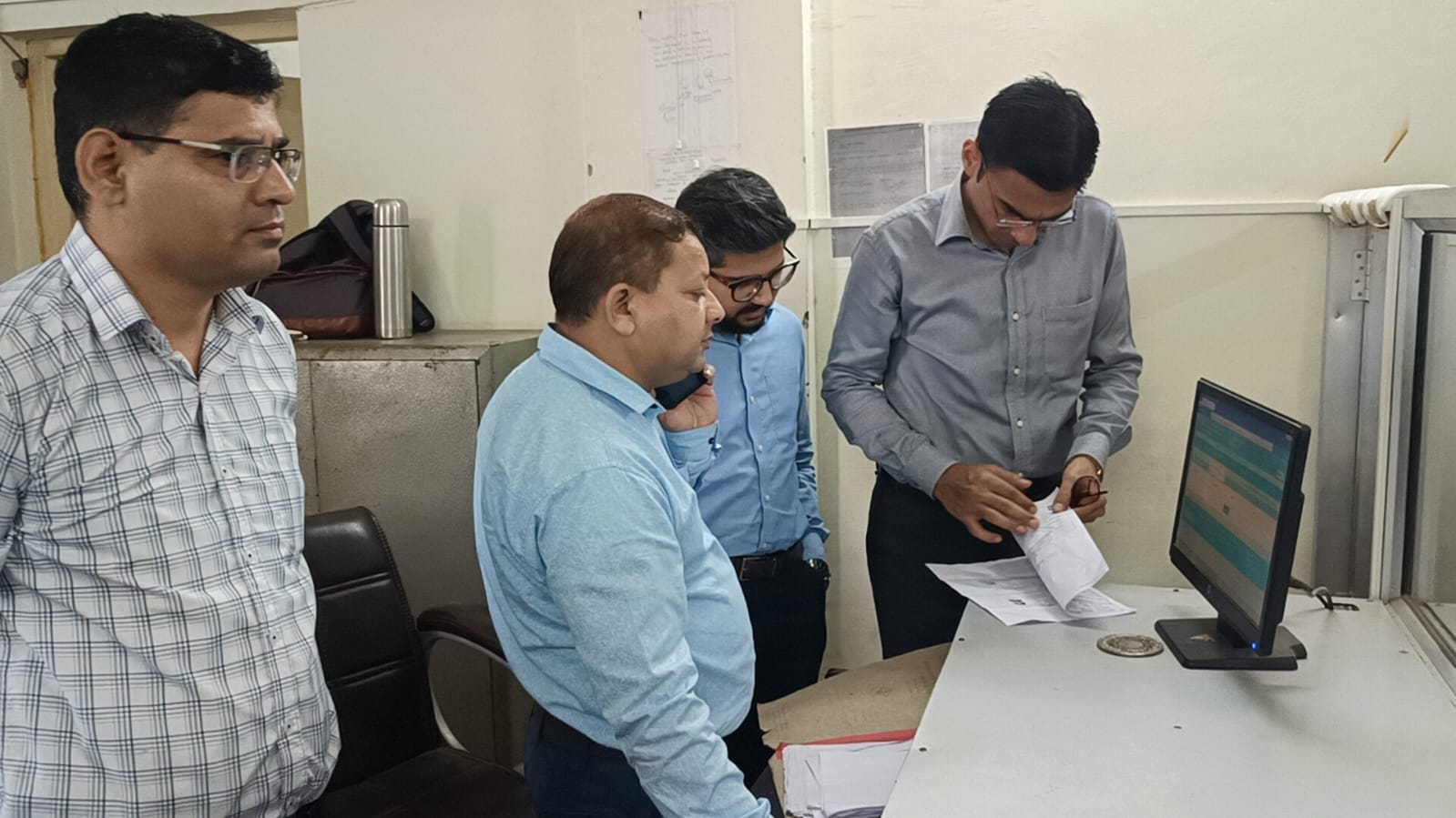 कार्यालय में अपने कार्यों के लिए (लाइसेंस बनाने तथा लाइसेंस नवीनीकरण, वाहन पंजीकरण आदि के लिए) आने वालों को नही बताया जा रहा था किस काउंटर पर होना है कार्य