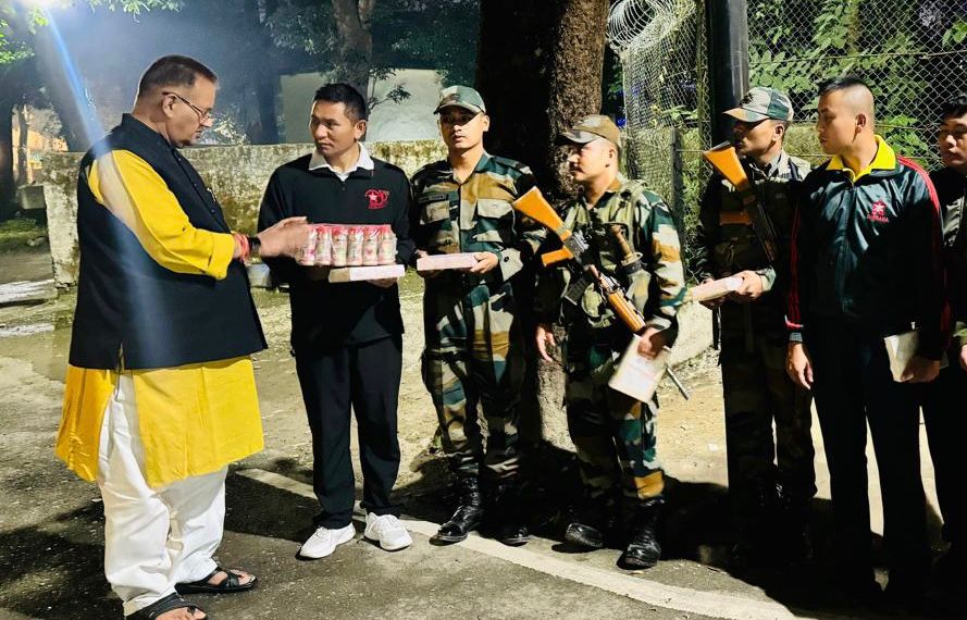 देहरादून छावनी में तैनात सैनिकों के साथ दीपावली पर्व सैनिक कल्याण मंत्री गणेश जोशी ने मनाया..   